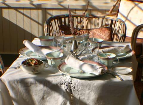 manger à table enfant