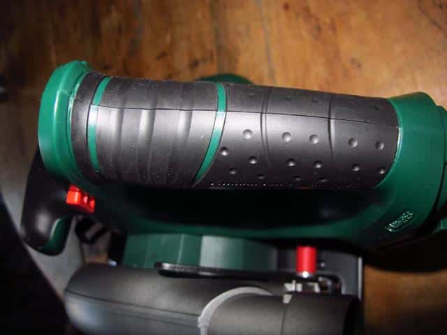 bosch-scie-circulaire-PKS-18-Ll-poignee-anti-derapante