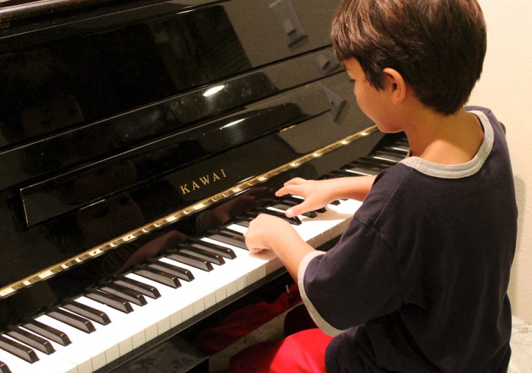 Moi j&rsquo;aurais voulu faire de la guitare… Ma mère a choisi le piano !