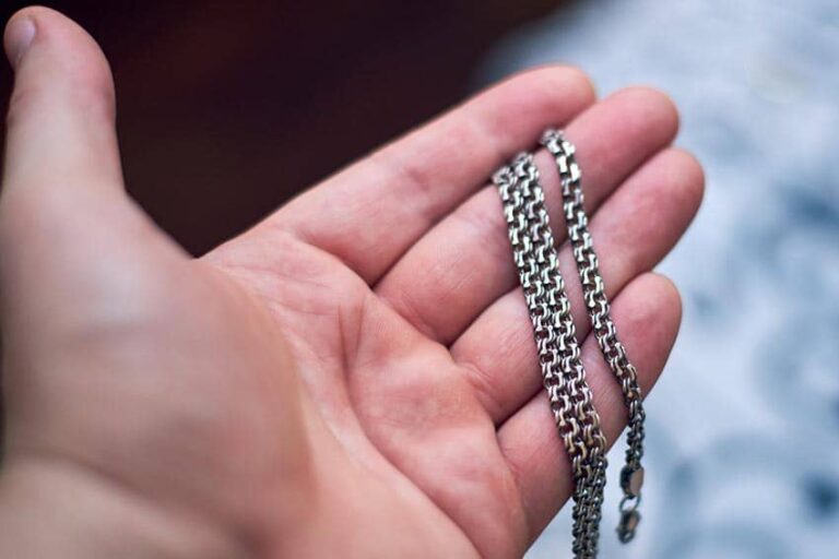 Comment choisir et porter une chaîne homme ?