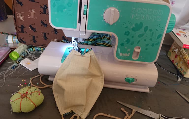 Fabriquer son masque en tissu avec une machine à coudre BUKI