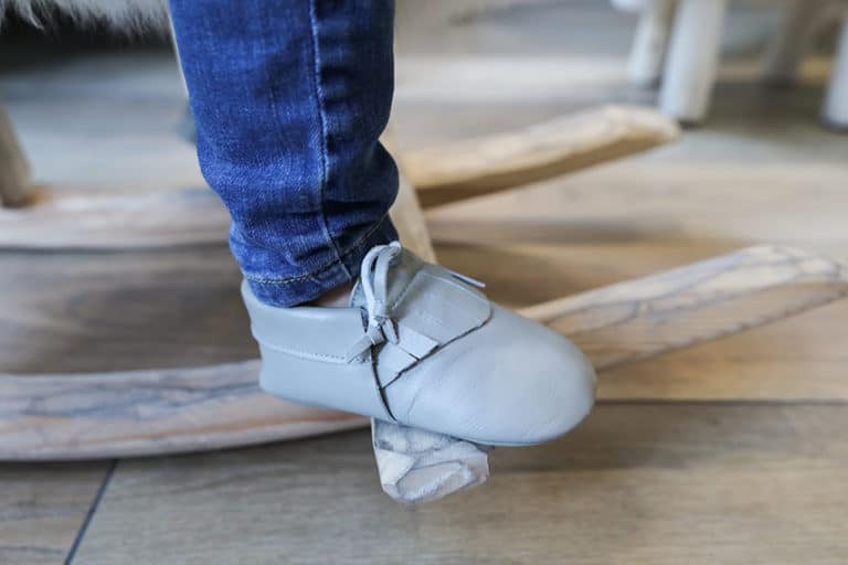 Apprendre à bébé à bien marcher avec des chaussures de qualité