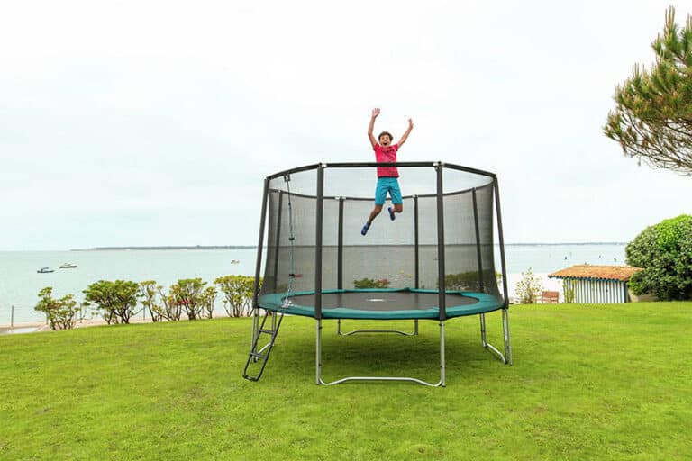 Le trampoline, idéal pour occuper les enfants pendant les vacances !