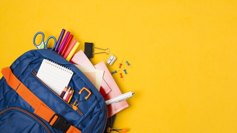 Marquer les fournitures scolaires avec un pack étiquettes spéciales écoles