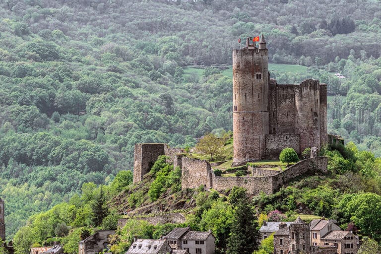 Tourisme Aveyron : le village de caractère de Najac et son château