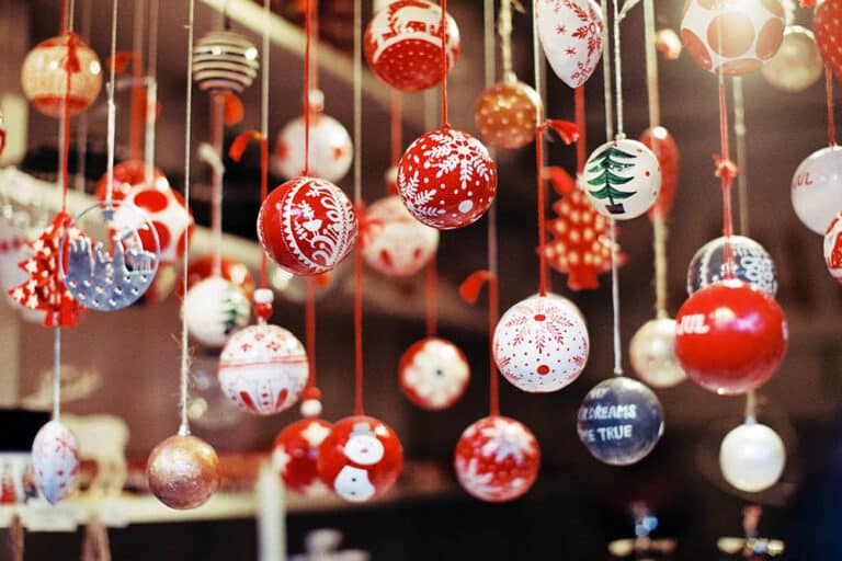Quelles sont les top tendances déco Noël 2021 ? Couleurs, styles, matières…