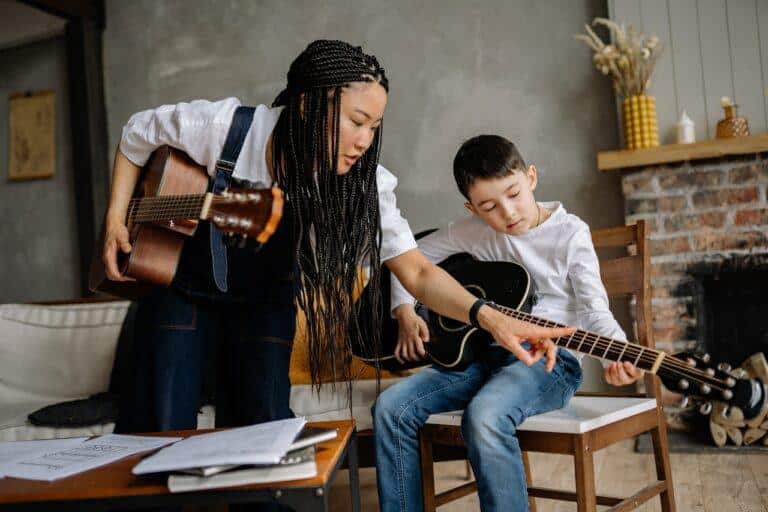Les avantages d&rsquo;apprendre à jouer d&rsquo;un instrument de musique quand on est enfant