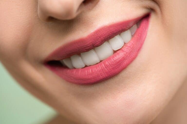 Comment éliminer les taches noires sur les dents et prendre des mesures préventives ?