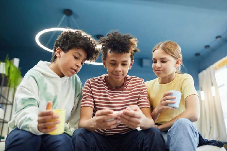à quel âge un téléphone pour les enfants ?