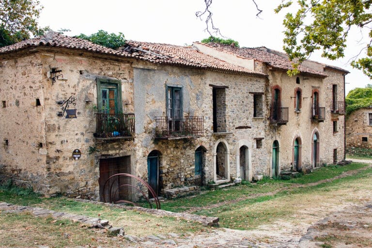 Devenez propriétaire pour une bouchée de pain ! Découvrez les villes où acheter une maison à 1 euro en Italie, France, Espagne et Grèce.