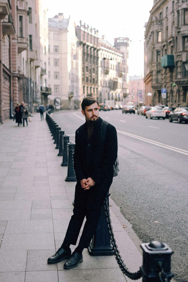 Le pantalon noir homme : guide complet pour le choisir et le porter