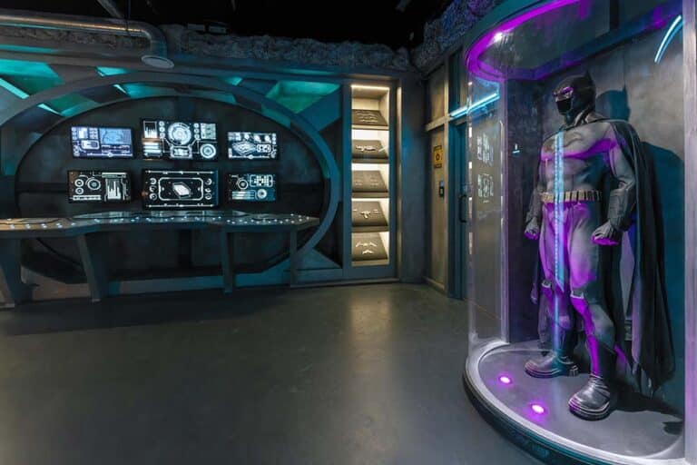 Découvrez Batman Escape à Paris, le plus grand escape game de France. Plongez dans l'univers de Gotham City et vivez une expérience immersive unique.