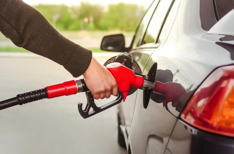 Faire le plein d’essence — gestes pour réduire sa consommation en 2026