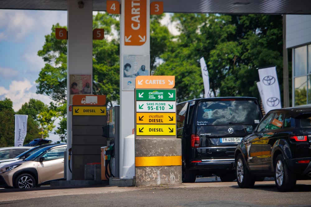 Écoconduite et gestes simples pour économiser l’essence en 2026