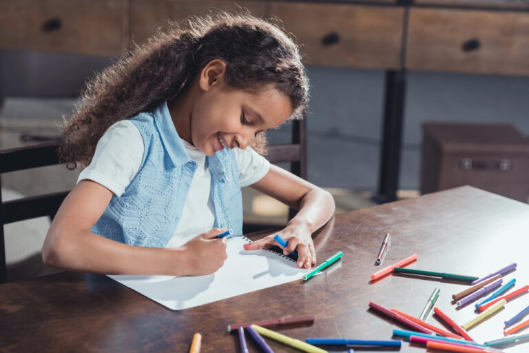Apprendre à dessiner aux enfants : méthodes, astuces et activités à adopter dès la maison