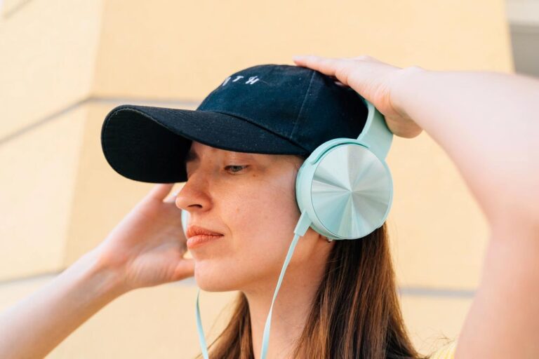 Affichez fièrement votre fandom K-pop avec une casquette personnalisée : confort, style et astuces pour créer un accessoire unique pour vos concerts.