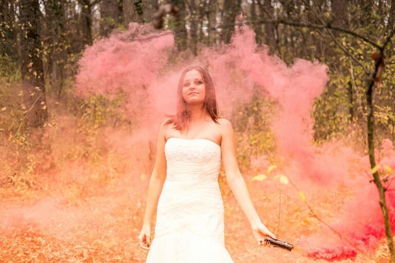 Fumigènes pour fêtes et célébrations : l’accessoire visuel qui fait la différence lors de vos événements