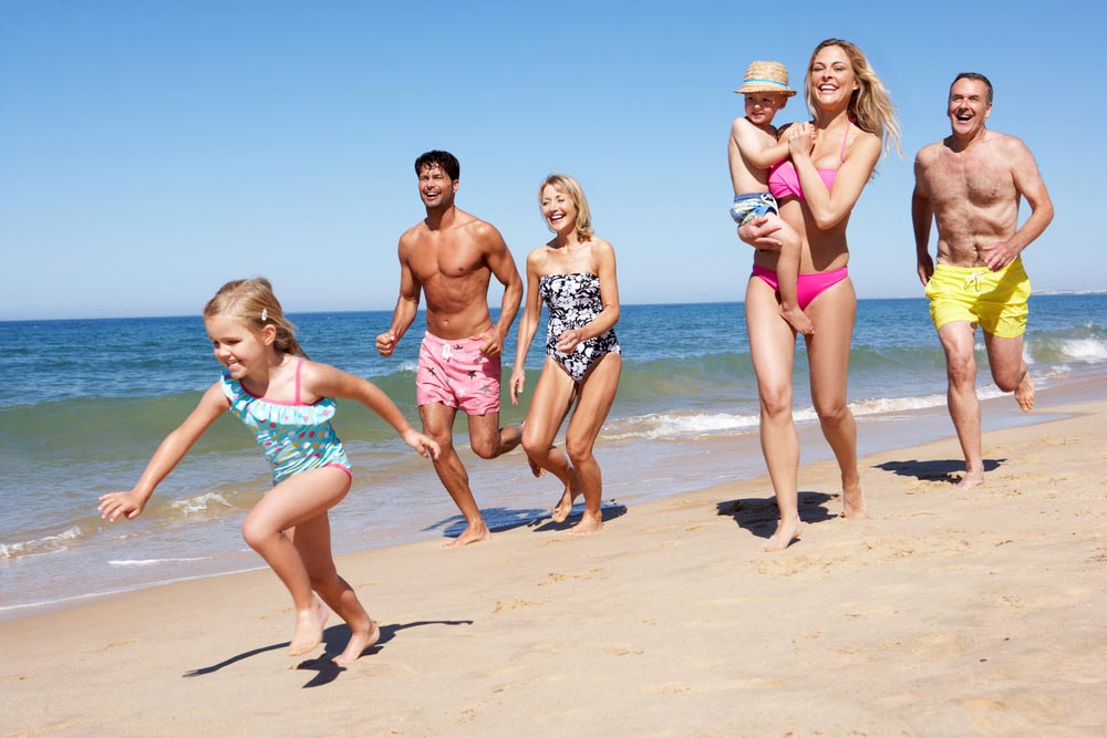 Comment rester en forme cet été quand on est parent (piscine, plage & astuces simples)