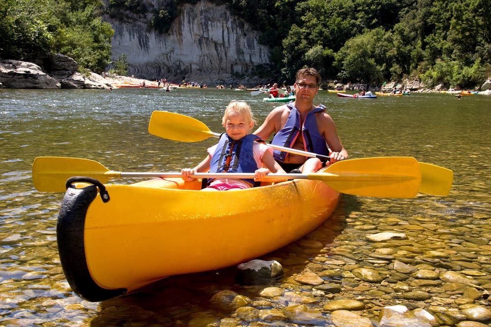 Descendre l’Ardèche en canoë en famille : bien plus qu’une simple activité de vacances